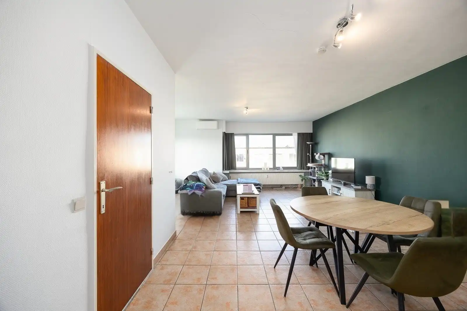 Lichtrijk appartement met 2 slaapkamers, terras en garage in Hoevenen! foto 5