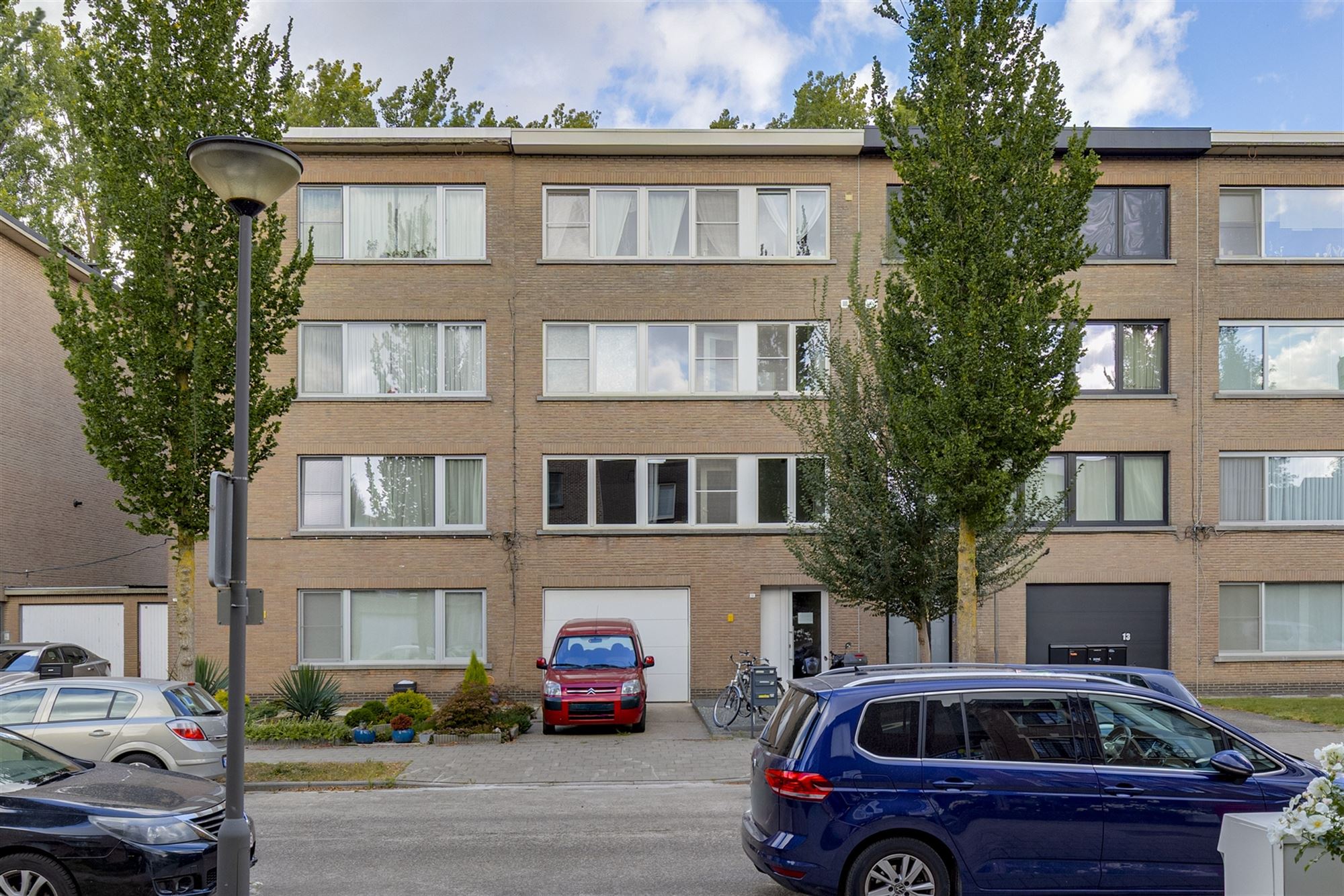 Ruime garage met 3 plaatsen te koop in Mortsel foto 2
