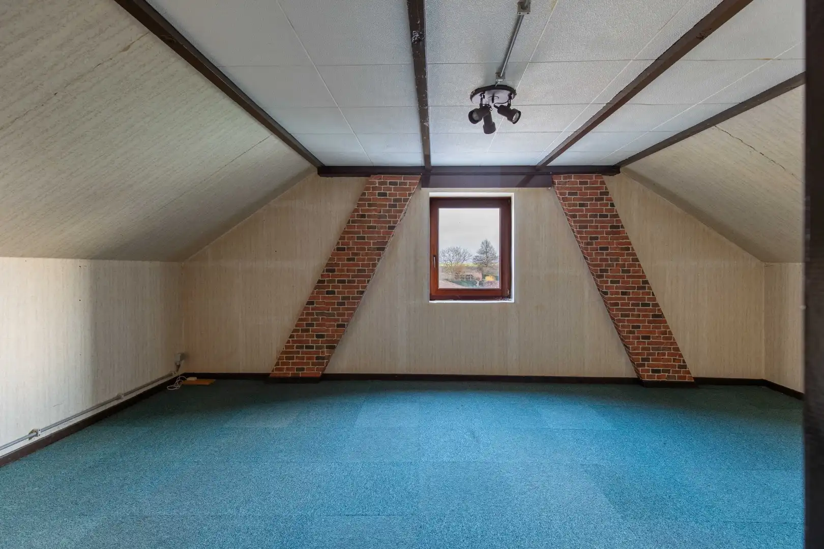 Woning in het centrum met loods of magazijn foto 21