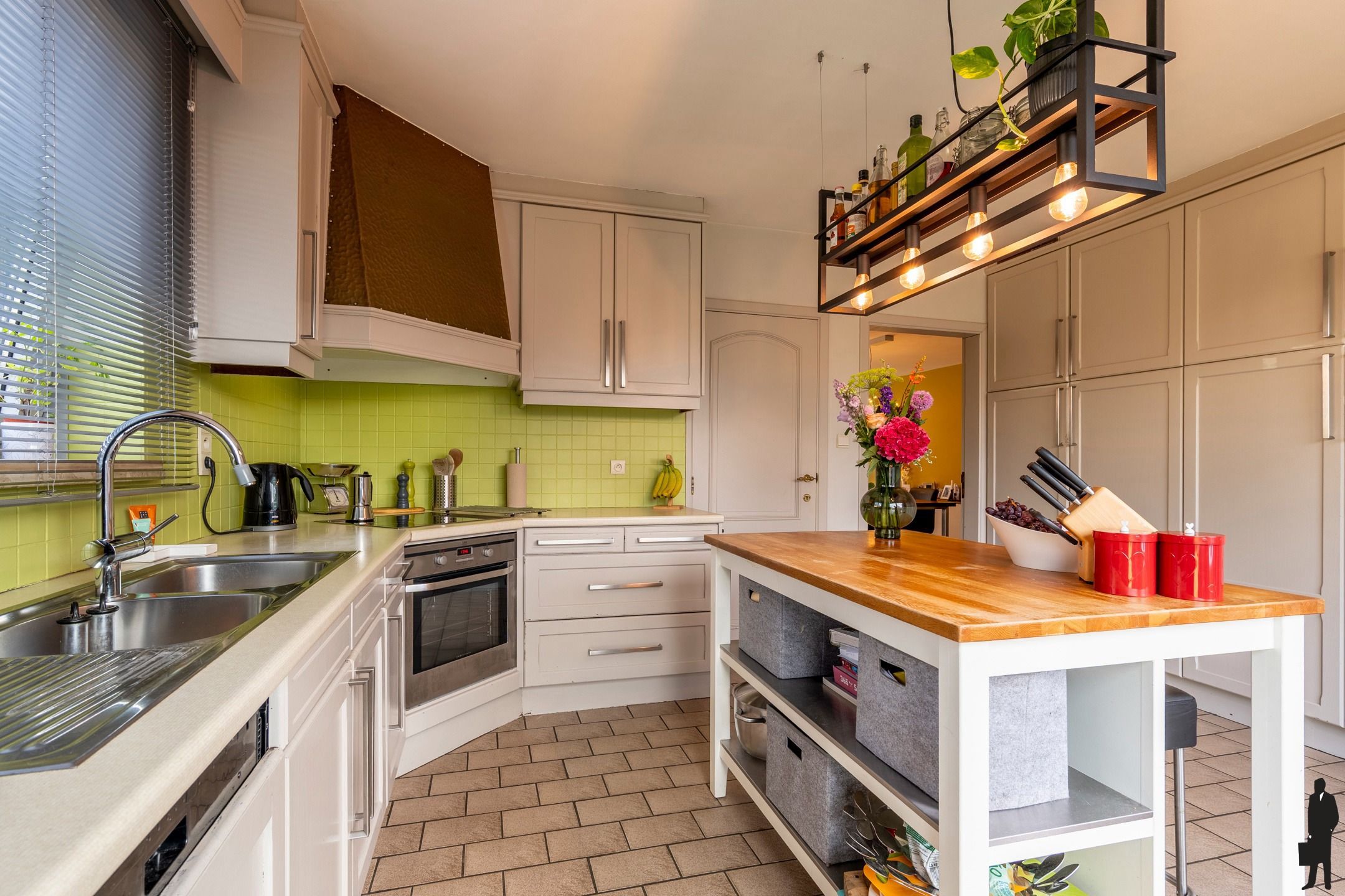 Stijlvolle woning met 3 slpk., 2 gar. en ruime tuin op 410m² foto 5