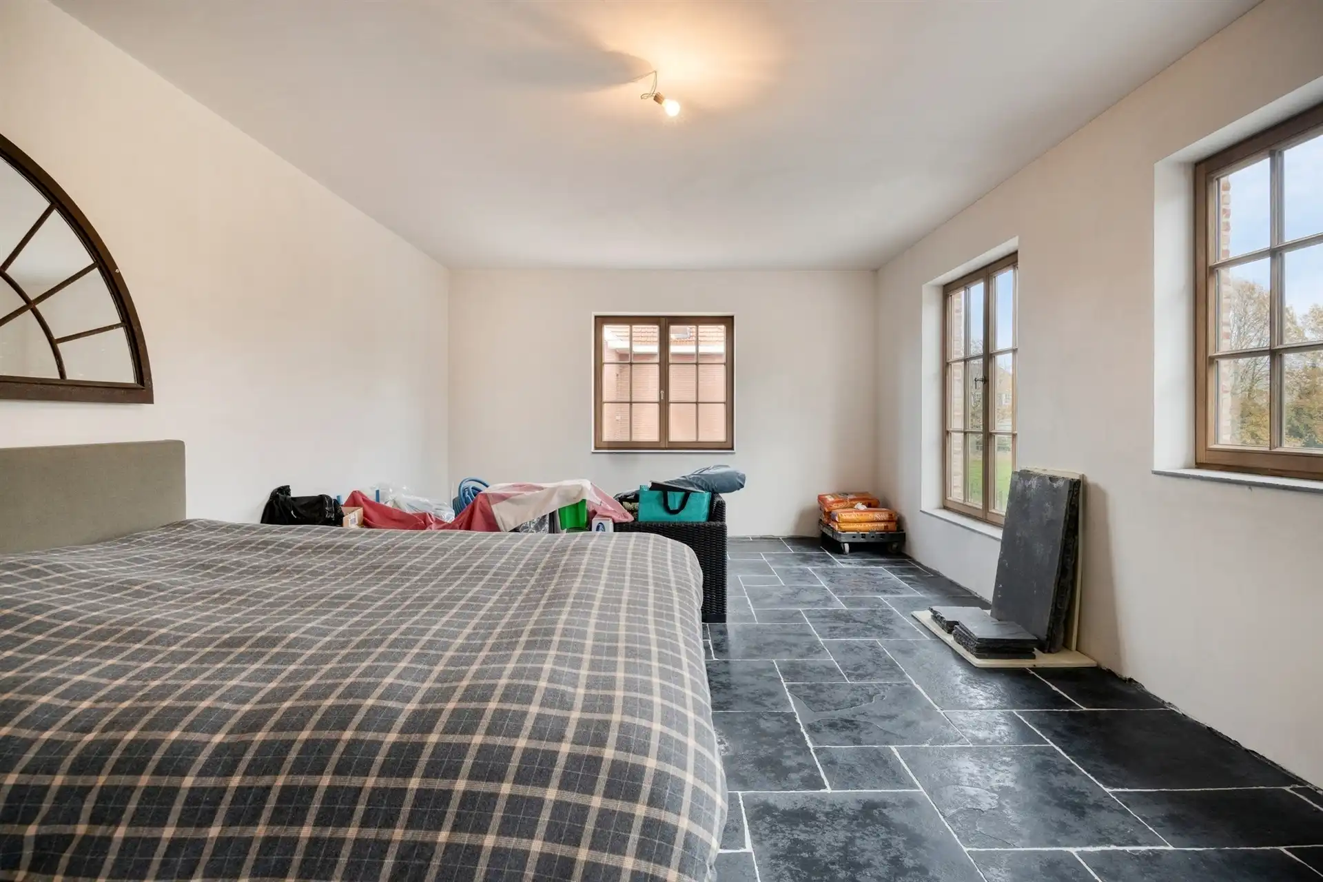 Volledige gerenoveerde woning met loods foto 32