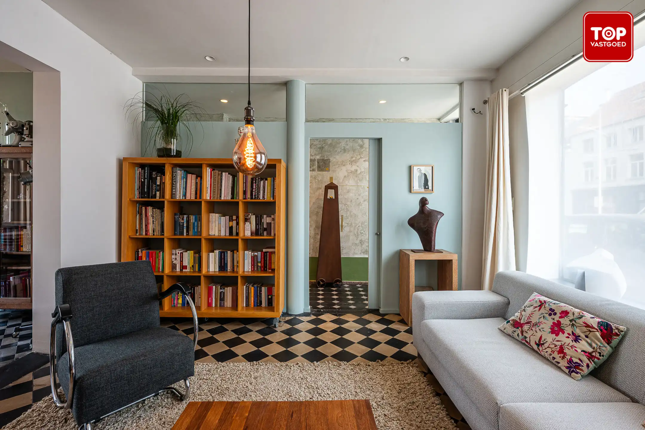 Authentieke en ruime woning met 3 slaapkamers, groot atelier en zonnige tuin foto 2