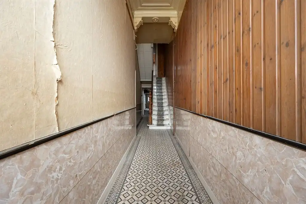 Verrassend ruime te renoveren woning met zonnige tuin foto 9