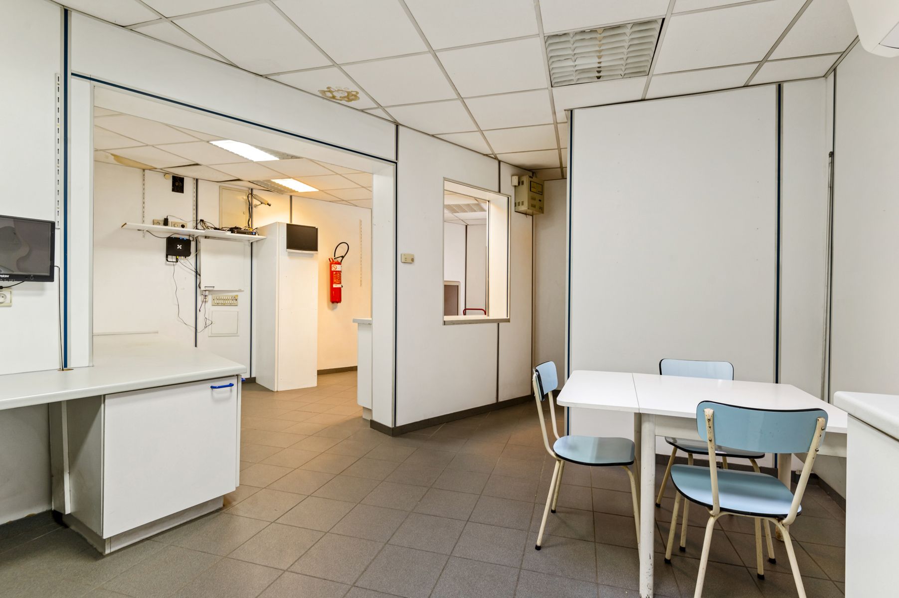 Zeer ruim handelshuis op top locatie in Merksem foto 9