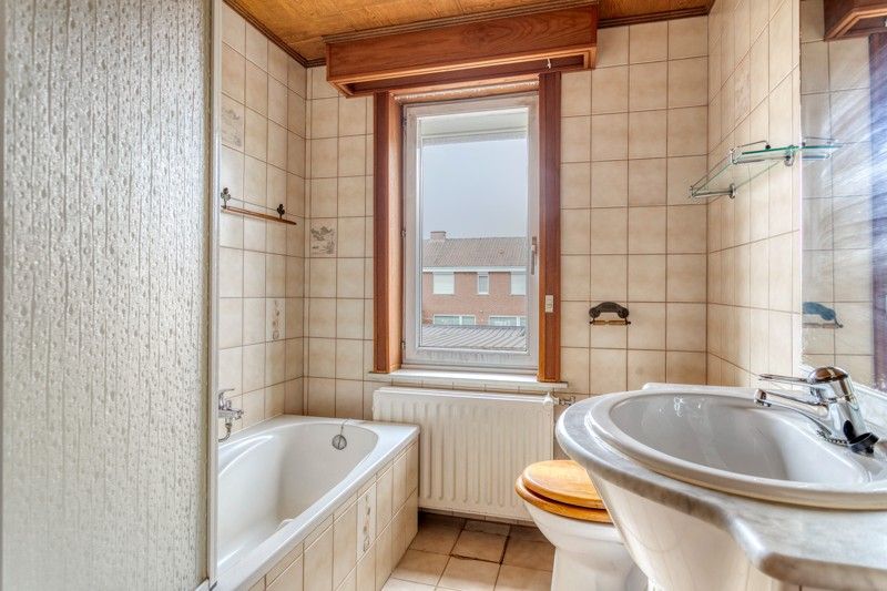 Op te frissen woning met potentieel gelegen in een rustige buurt TE KOOP in Desselgem. foto 12