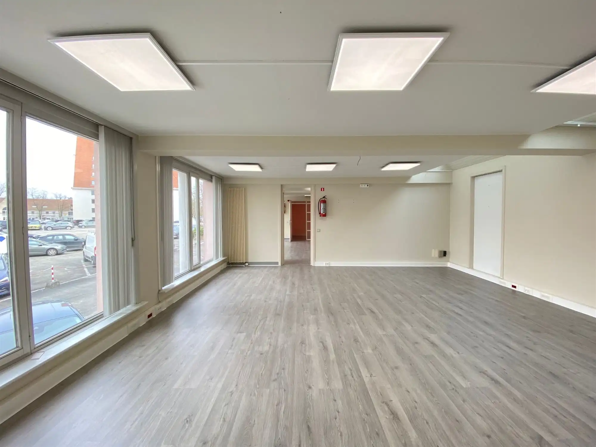 Kantoorruimte op commerciële ligging - 3 afzonderlijke units en kitchenette foto 8