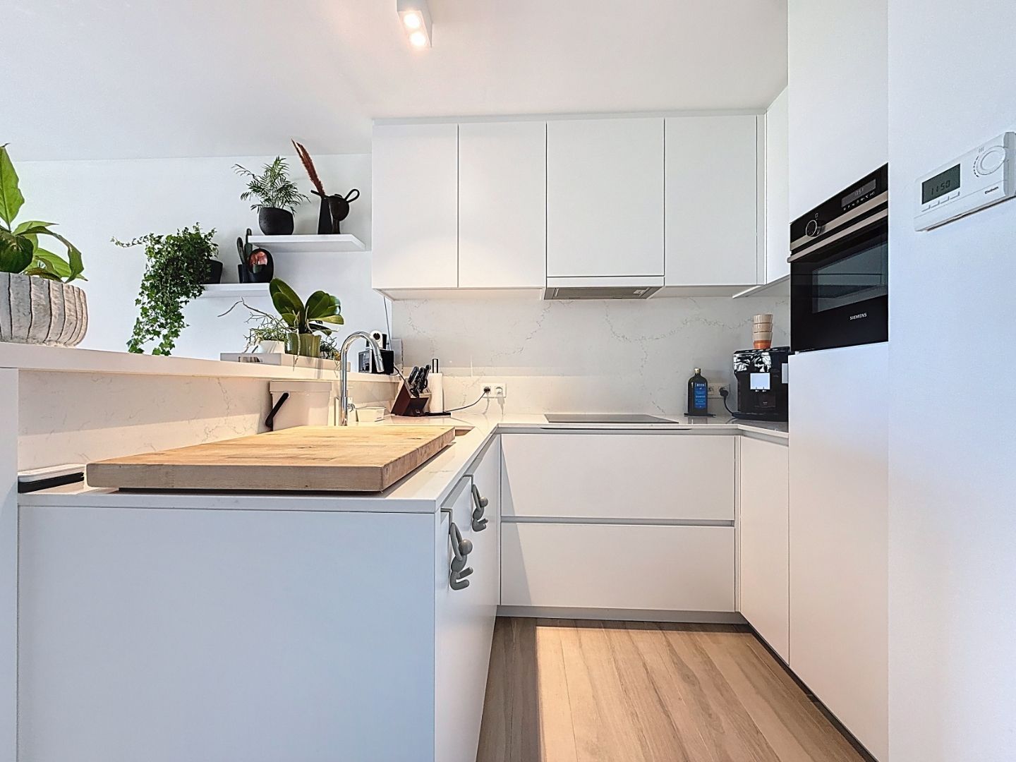 Volledig gerenoveerd appartement met zicht op de vaargeul en schildpad te Nieuwpoort foto 5