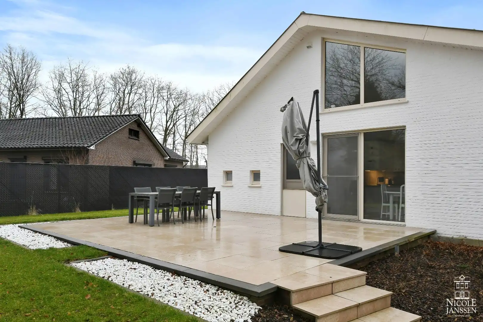 Charmante vrijstaande gezinswoning met grote garage en mooie tuin   foto 3