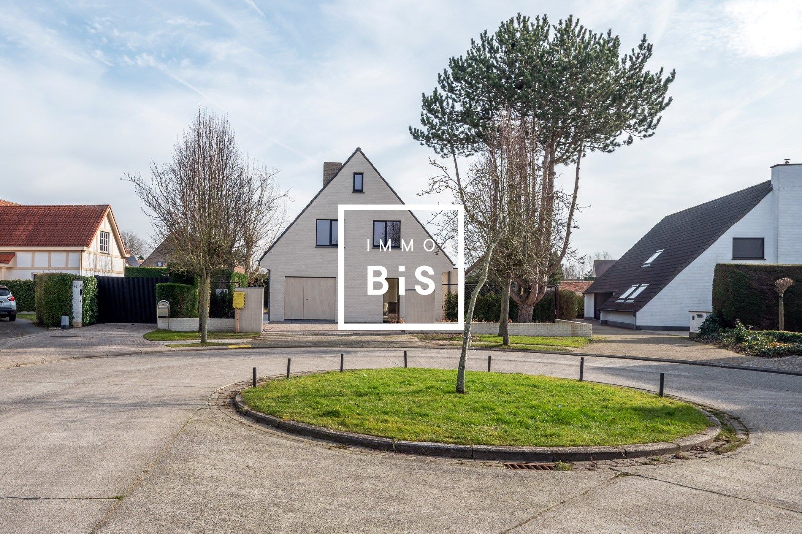 Alleenstaande en luxueus gerenoveerde villa op een rustige en residentiële ligging in Knokke foto {{pictureIndex}}