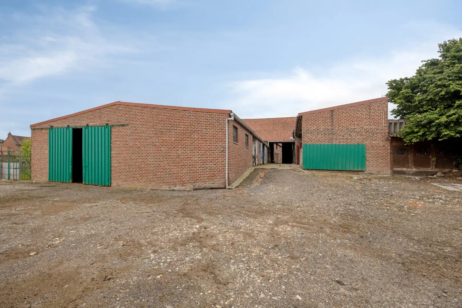 Hoevewoning met binnenkoer, stallingen en grote opslagruimte foto 2