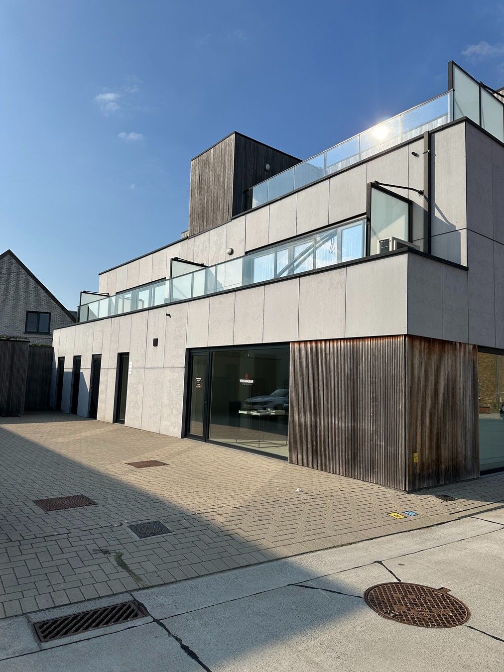 ENERGIEZUINIG NIEUWBOUW APPARTEMENT met Zonnepanelen, ZONNE-terras, private parkeerplaats en fietsenberging te huur in hartje Veldegem! foto 2
