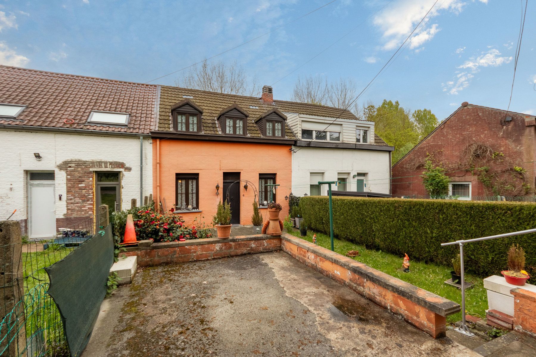 Rustig gelegen woning met 3 slaapkamers foto {{pictureIndex}}