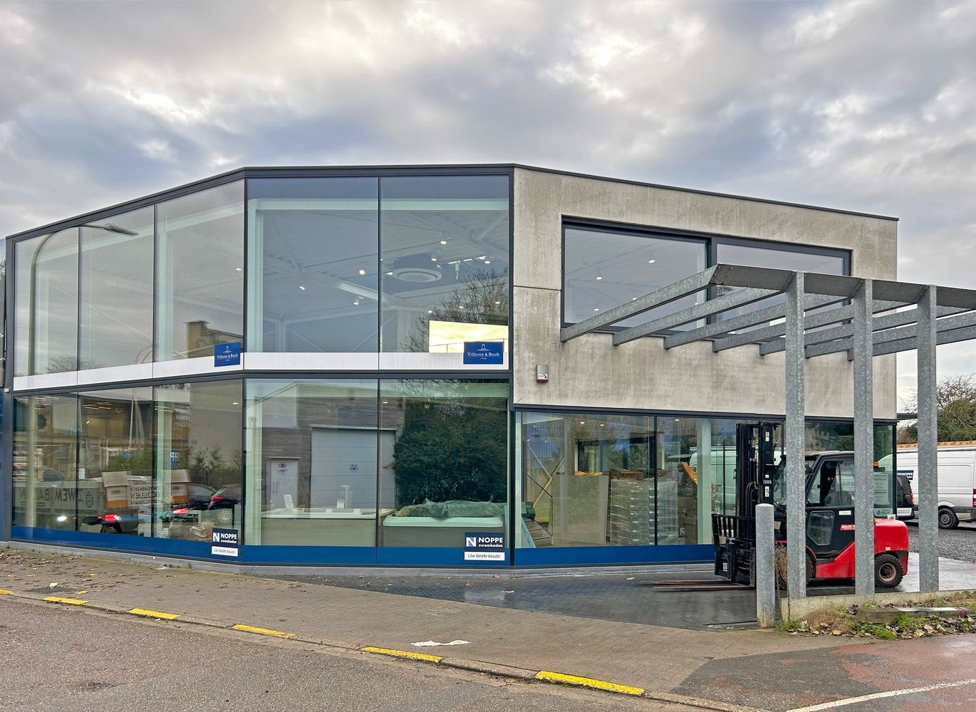 Modern en lichtrijk handelspand/kantoor met magazijn (300m²) te huur in Wijnegem! foto {{pictureIndex}}