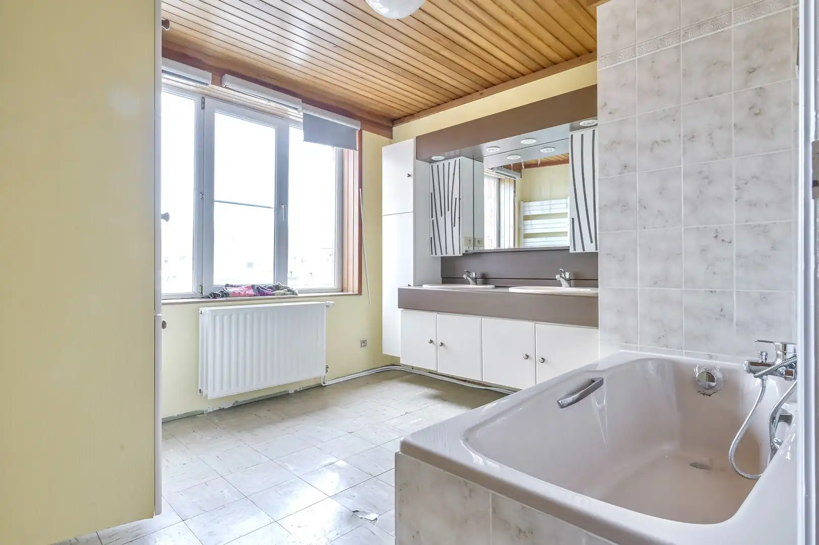 Zeer ruim duplex-appartement aan dorpsplein te Bornem foto 9