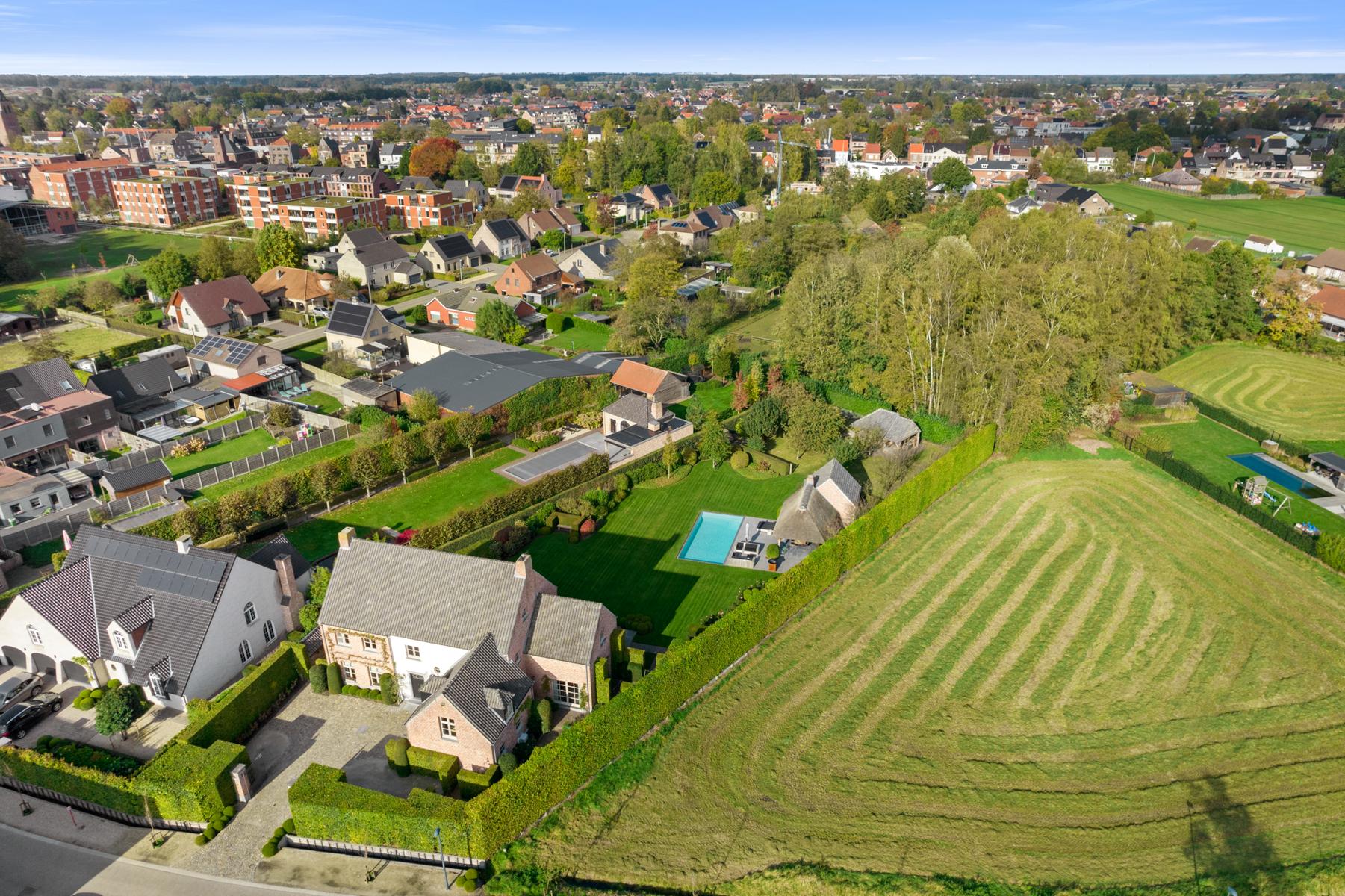 Prachtige instapklare villa met zwembad en poolhouse. foto 44
