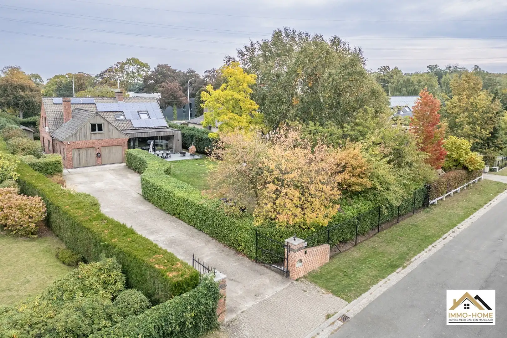 Gerenoveerde ruime gezinswoning met tuin en dubbele garage! foto {{pictureIndex}}