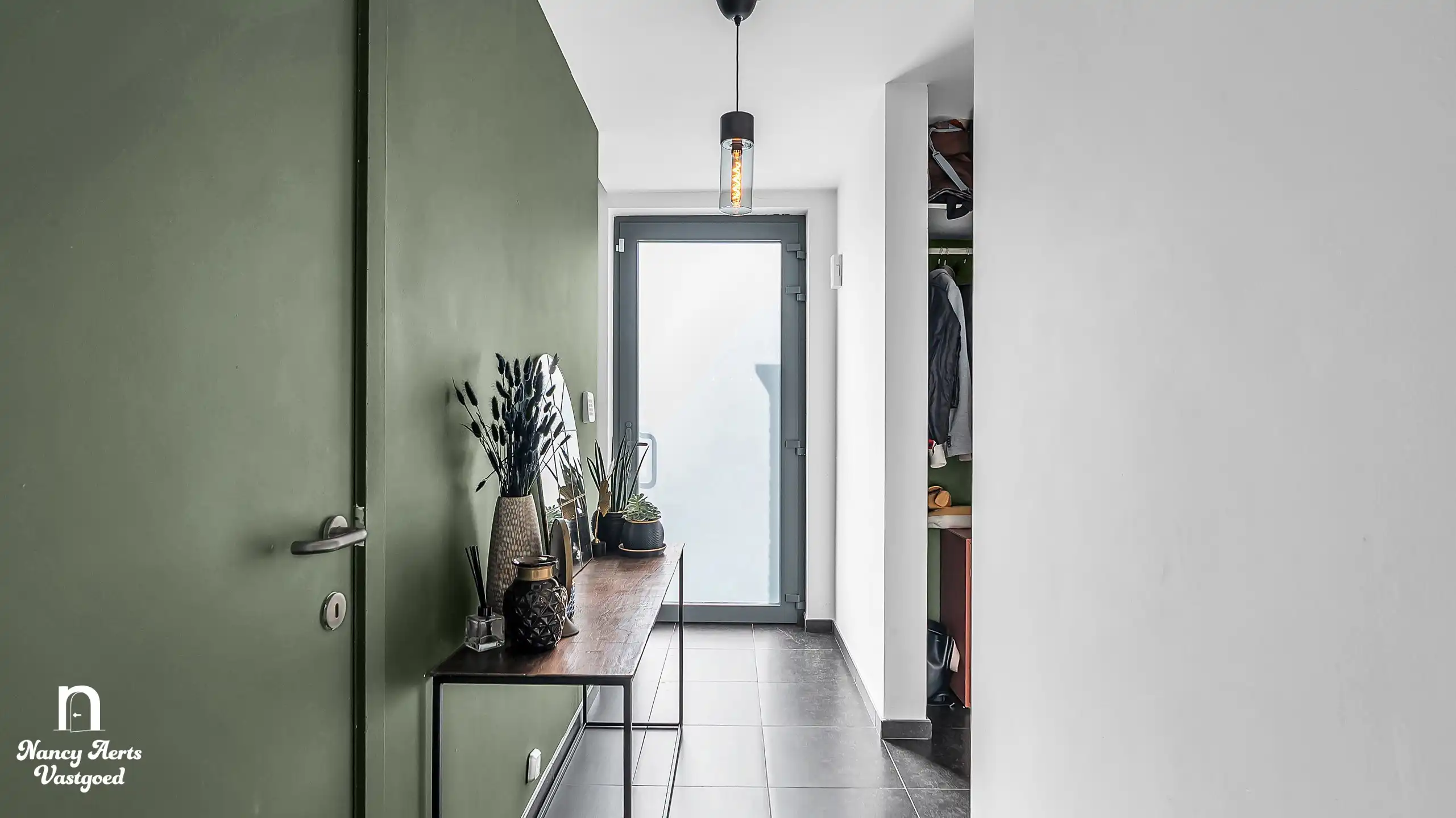 Ruime halfopen gezinswoning met 3 slk in een groene omgeving foto 9