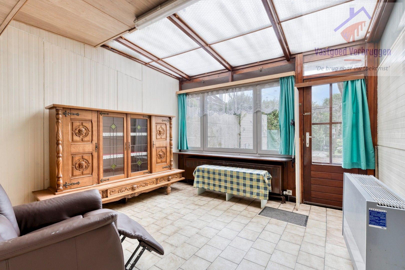 Rustig gelegen te renoveren halfopen bebouwing op ruim perceel van 16 are! foto 7