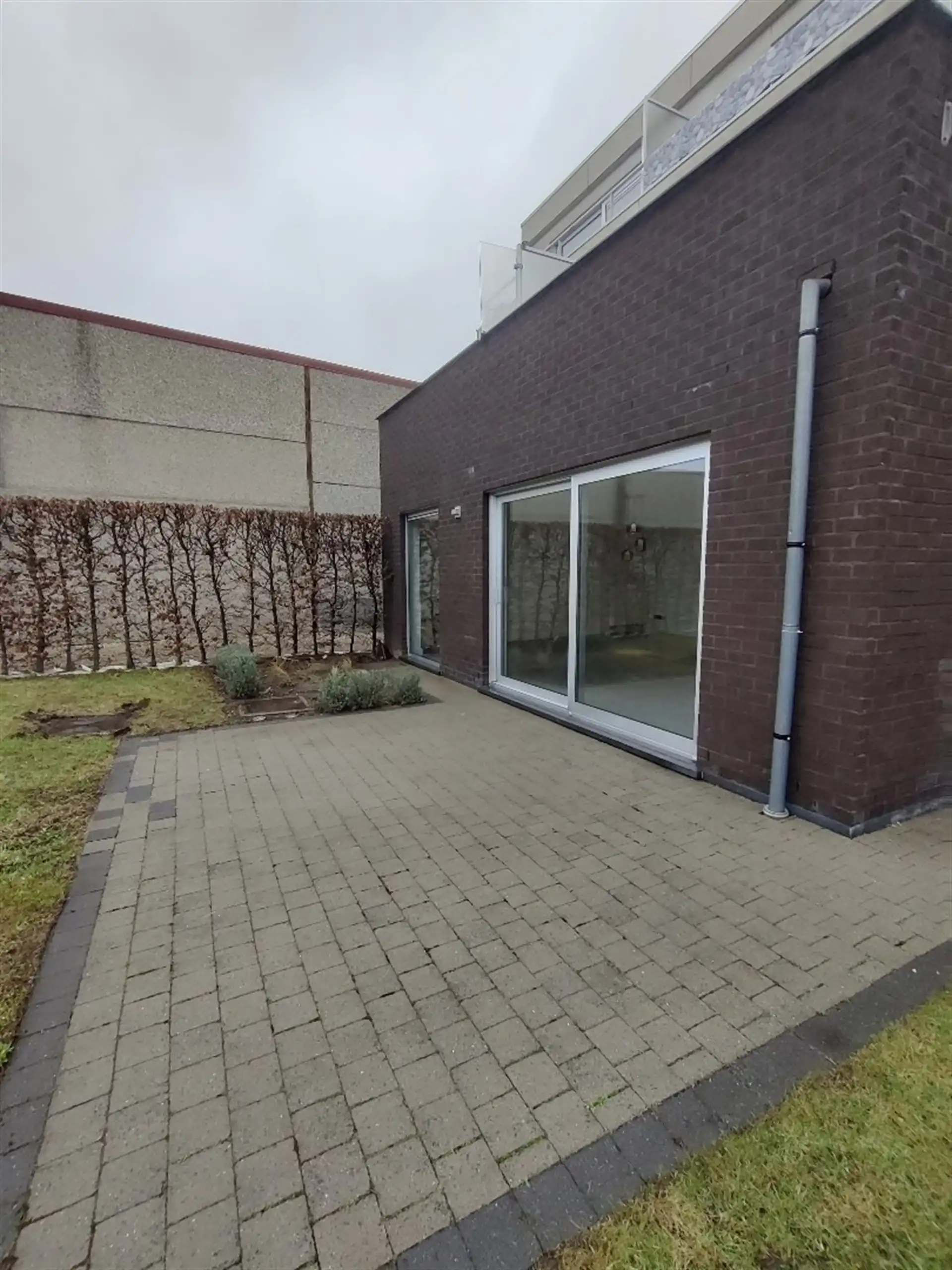 Gelijkvloers appartement met tuin en garage. foto 10
