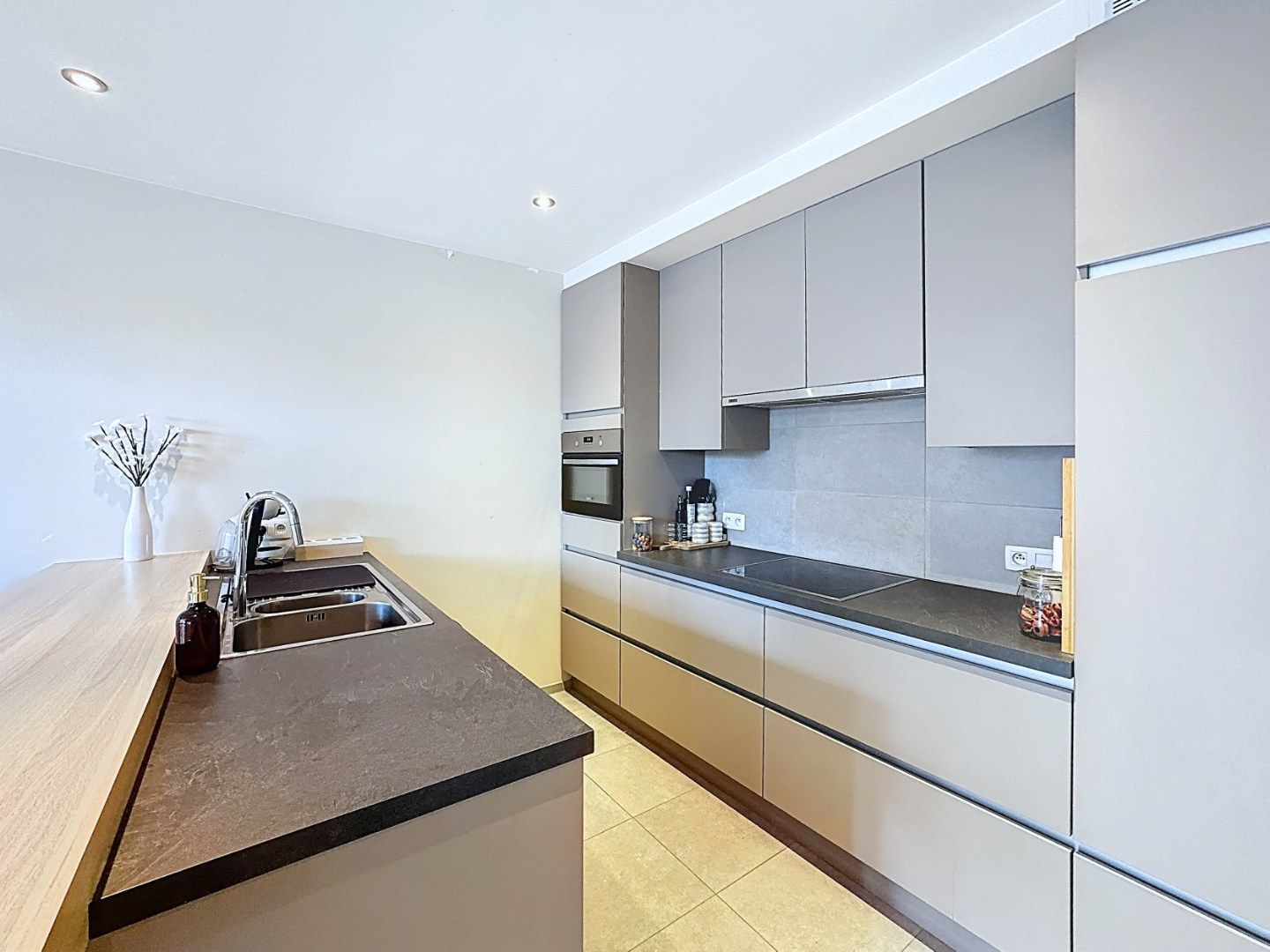 Recent en centraal gelegen app. met 2 slaapkamers, terras en autostandplaats foto 2