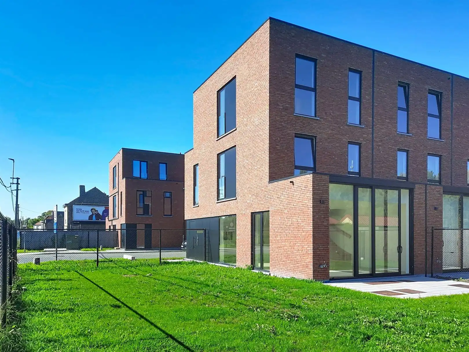 Luxueuze nieuwbouw villa met grote tuin, 2 autostaanplaatsen en 12 zonnepanelen foto 23