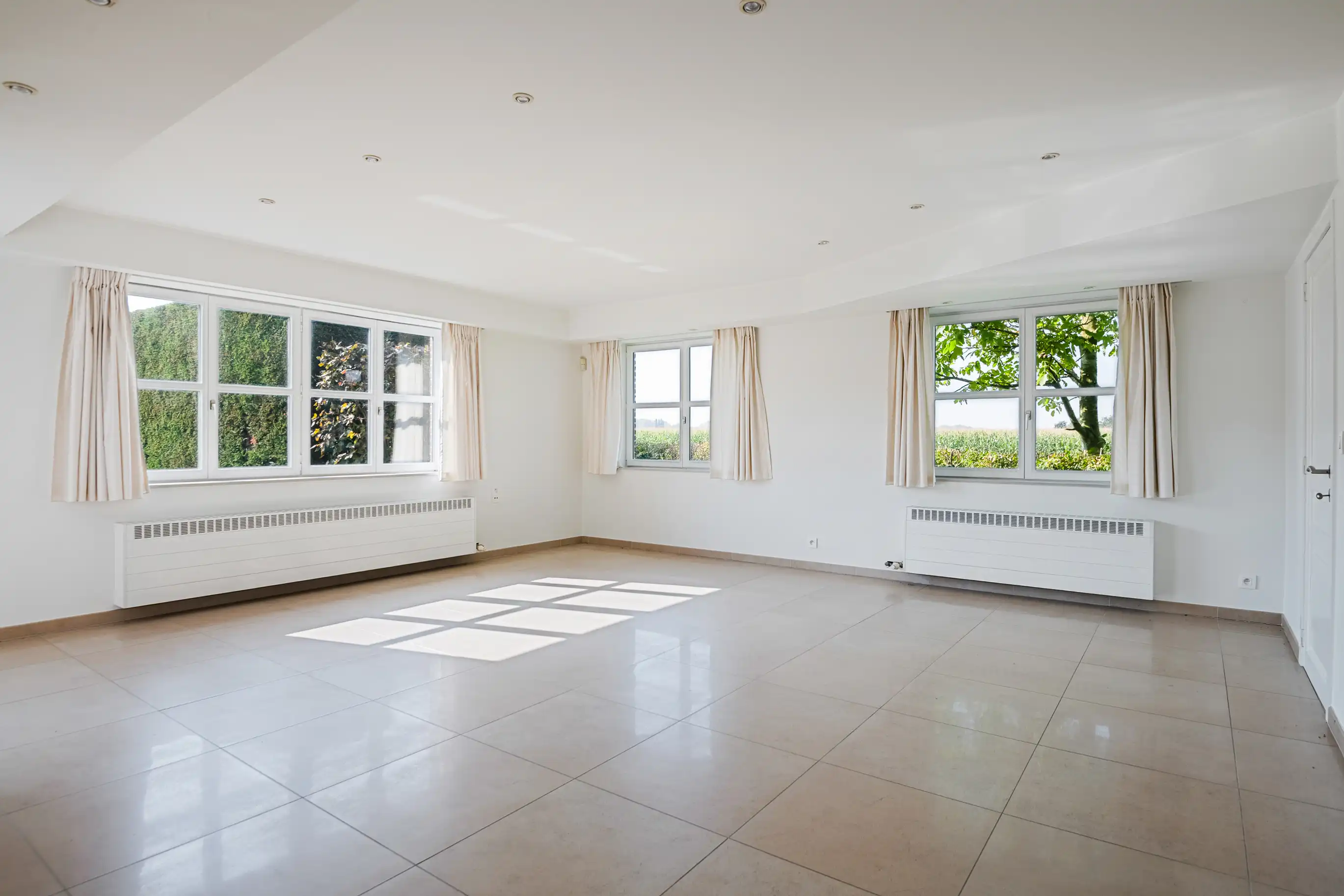 Tijdloze landbouwwoning met drie loodsen foto 17