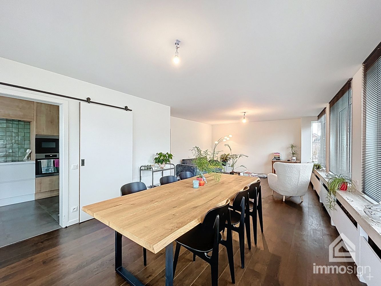 Ruim, lichtrijk appartement in hartje Bree! foto 7