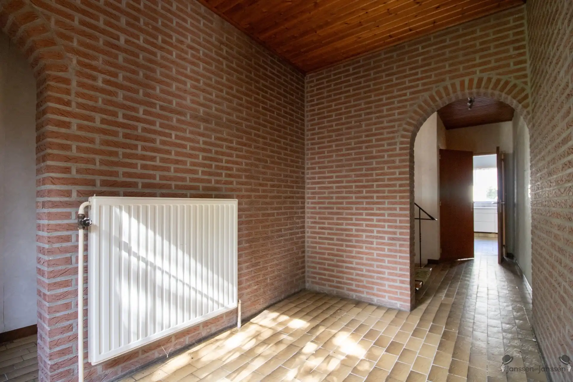 Rustig gelegen te renoveren woning met 5 slaapkamers, ruime garage op 3.990 m² foto 8