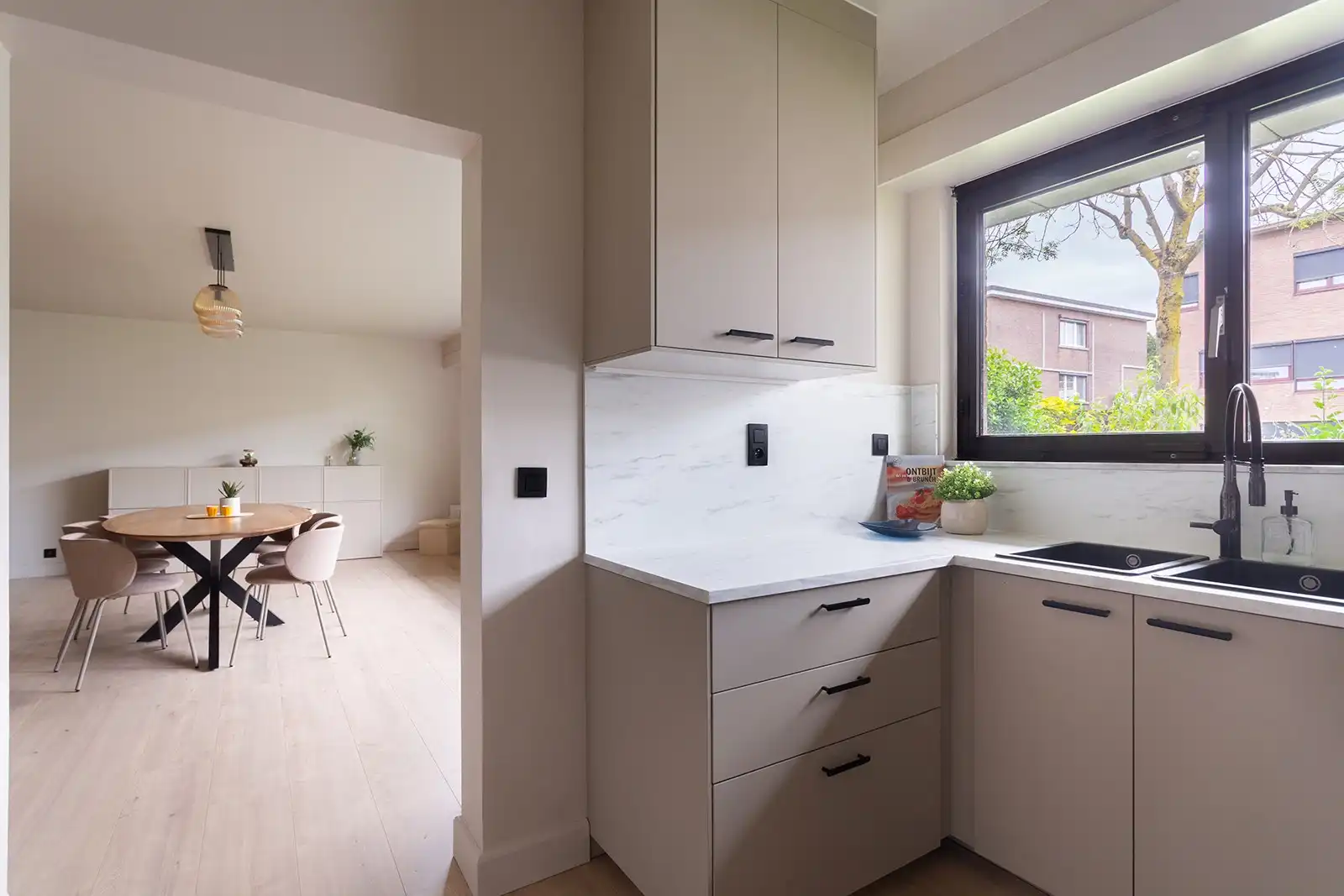 Ruim, gerenoveerd gelijkvloersappartement met garagebox! foto 11