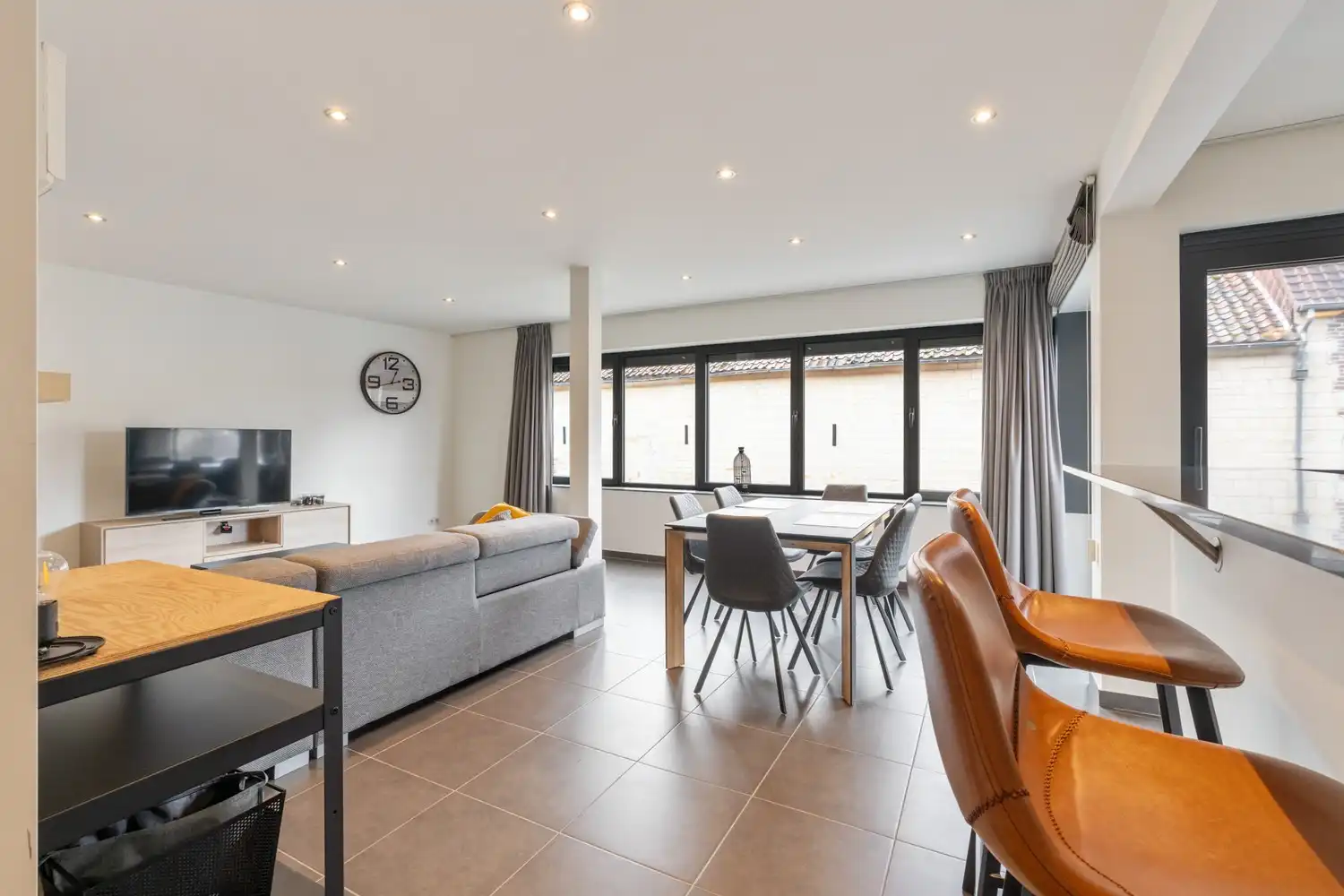 Ruim, modern appartement met huiselijk comfort en dubbele garage in hartje Herderen foto 2