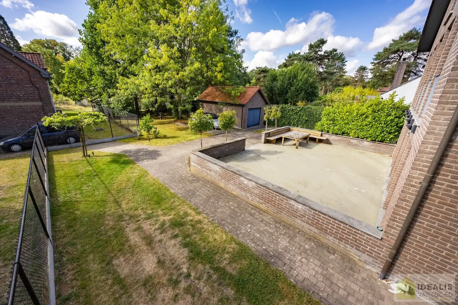 STATIG, STRAK EN UITERST RUIM COMPLEX MET HOOGSTAANDE AFWERKING EN OOG VOOR DETAIL. MOMENTEEL VOORZIEN VAN 3 SLAAPKAMERS, RIANTE LEEFRUIMTES ÉN UNIEKE LANDSCAPE KANTOORRUIMTES OP RESIDENTIËLE DOCH GUNSTIGE LOCATIE!! Dit exclusieve complex omvat maar liefst +-400m² netto bewoonbare oppervlakte! Kenmerkend aan dit statige pand is de unieke voorgevel die bezet is met keramische kunst van Pieter Stockmans. Gelegen op een residentiële locatie in een rustige woonstraat doch op enkele minuten van het centrum van Genk! foto 58