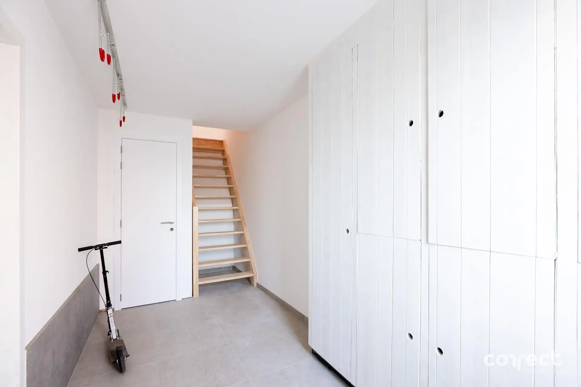 Volledig gerenoveerd appartement met 2 slaapkamers, dressing/slaapkamer en zonnig terras. foto 12