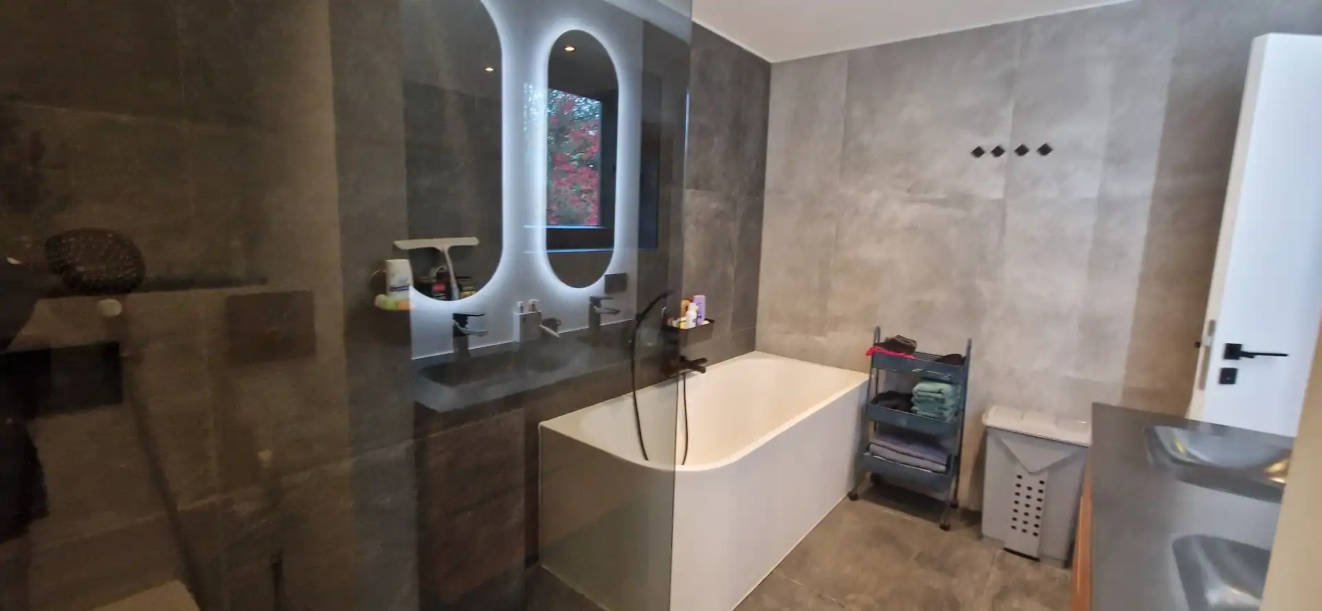 Prachtig  gerenoveerde en rustig gelegen EENGEZINSWONING (2024), bewoonbaar: 192m², met mooie leefruimten, 3 slaapkamers, garage 2 wagens en grote tuin op 14 are 54 ca. foto 33
