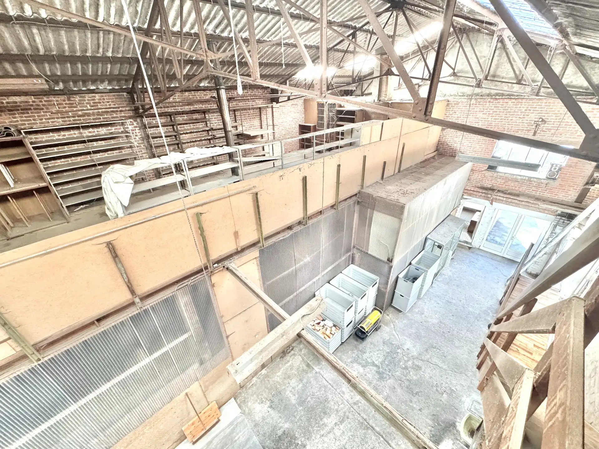 MAGAZIJN MET TWEEWOONST - 1.052 M² foto 11