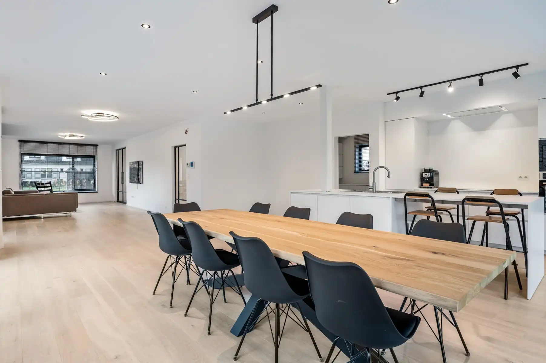 Recente villa met bijgebouw op toplocatie foto 6