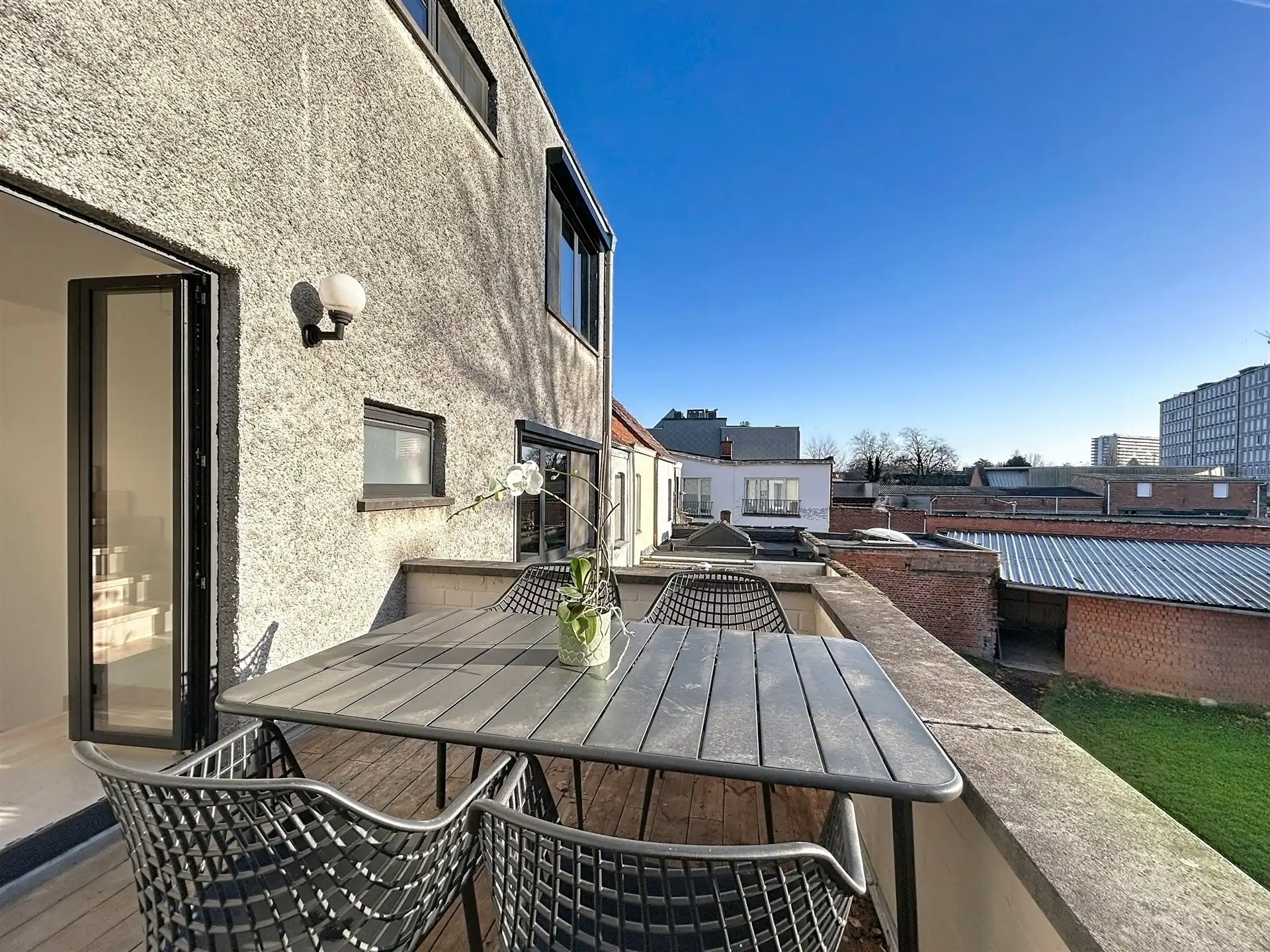 Instapklare ruime woning met grote garage op perceel van 359m² foto 8