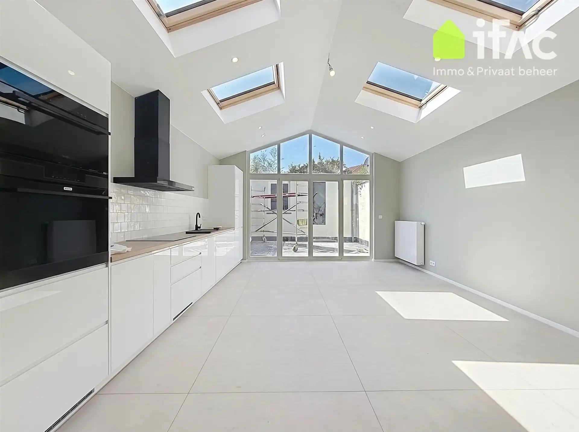 Lichtrijke gerenoveerde rijwoning met zonnig terras foto {{pictureIndex}}
