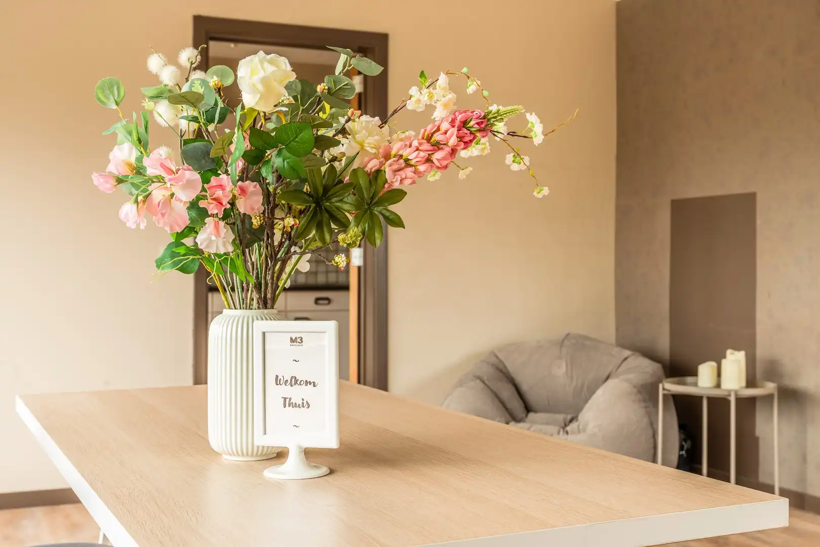 Ruim en lichtrijk appartement met garage foto 4