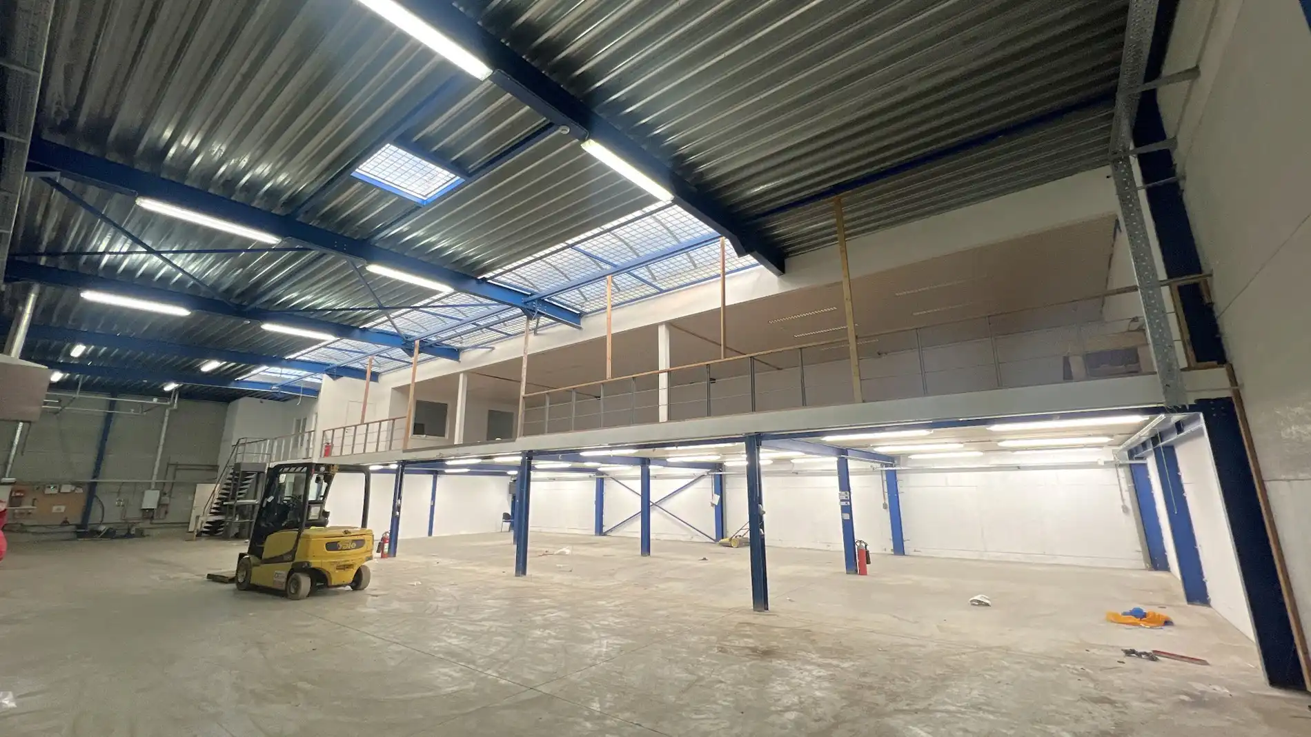 Bedrijfspand te koop nabij R4 in Gent foto 2