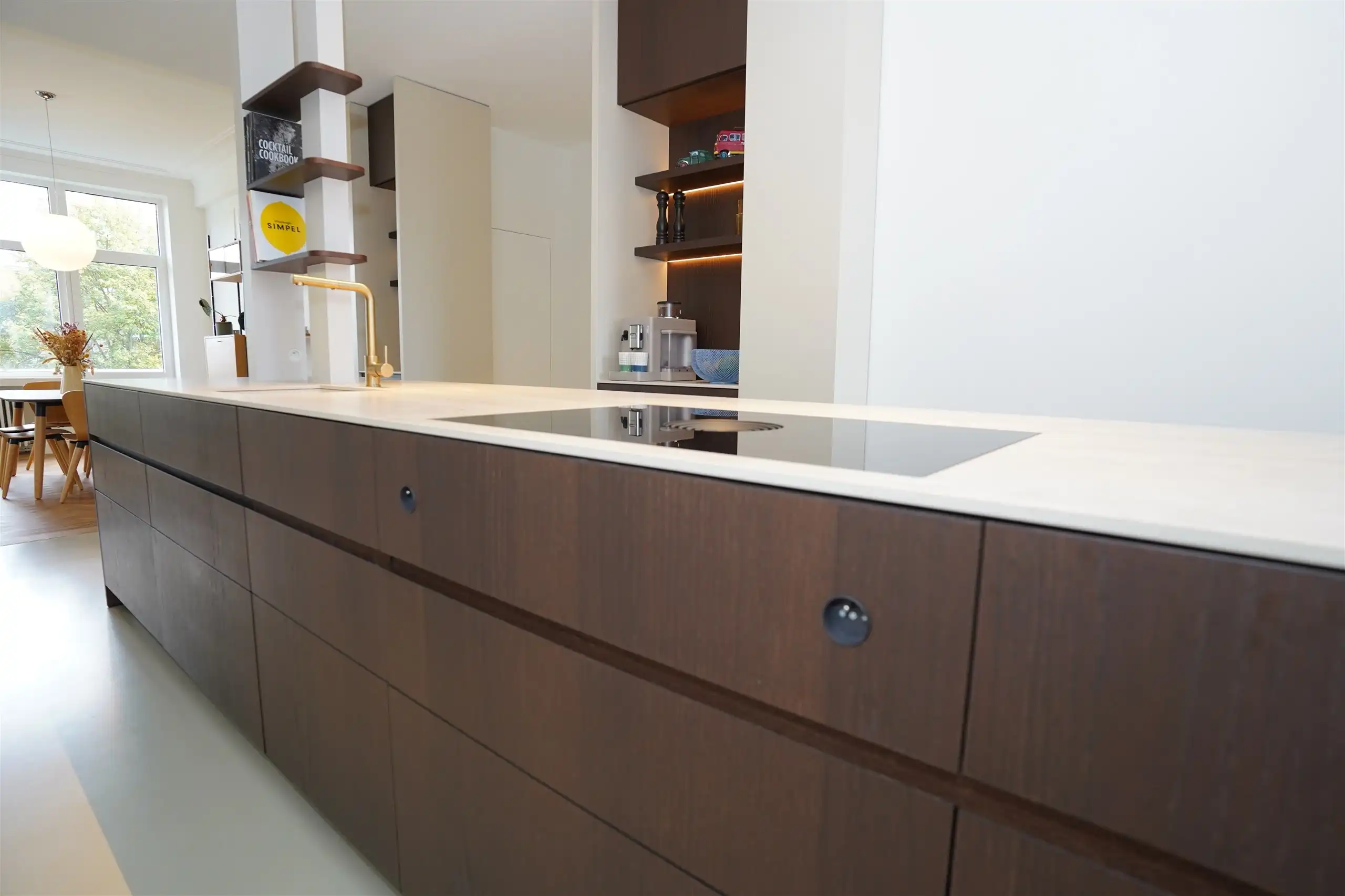 Architecturaal appartement met uitzicht op de boomkruinen foto 9