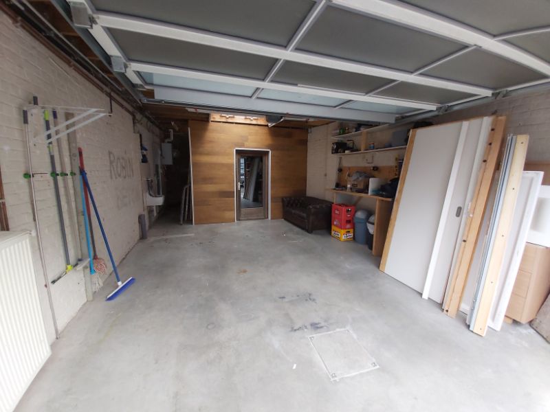 Recent gerenoveerde woning met ruime garage foto 20