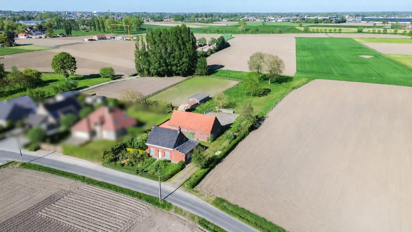 Hoofdfoto van de publicatie: Landelijke hoeve-woning op ruim perceel, met weide en stallingen.