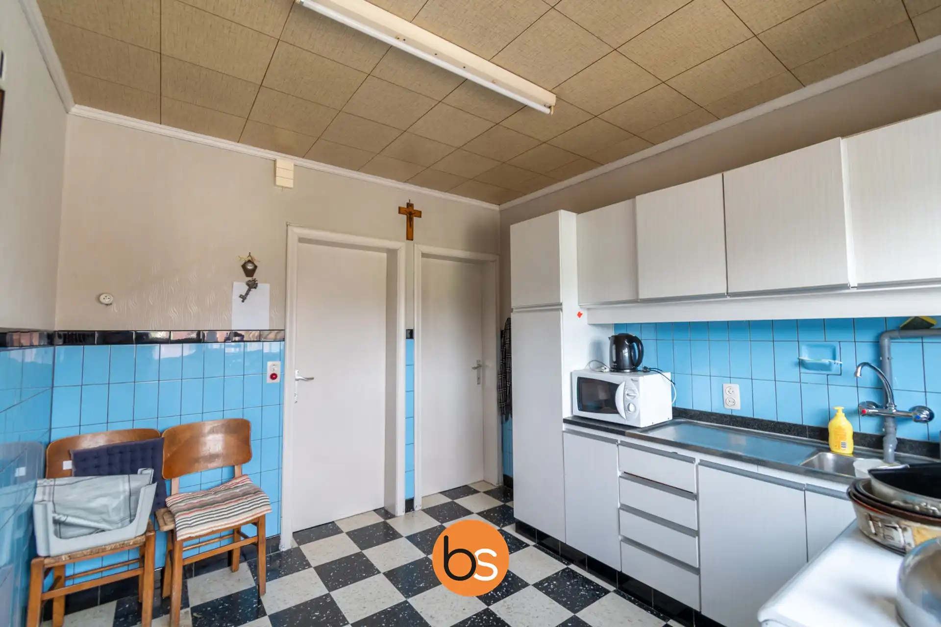 Ruime gezinswoning met 4 slaapkamers en garage in Sint-Eloois-Winkel foto 2