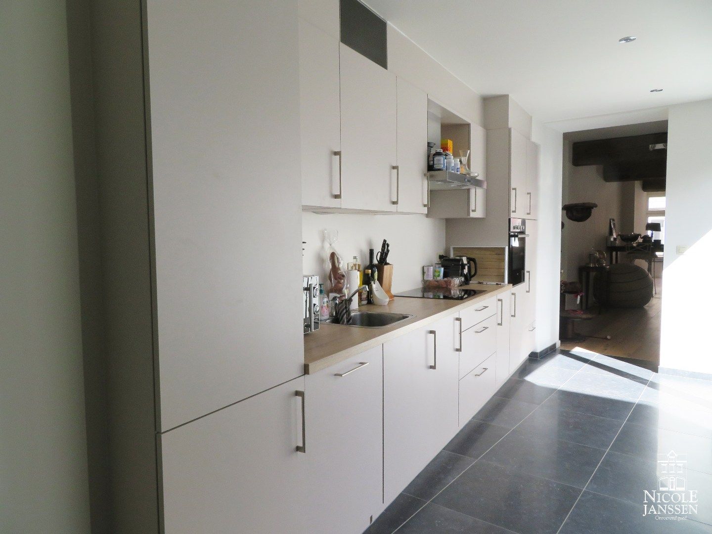 Trendy appartement met gezellig binnenterras en lift in het hartje van Maaseik foto 8