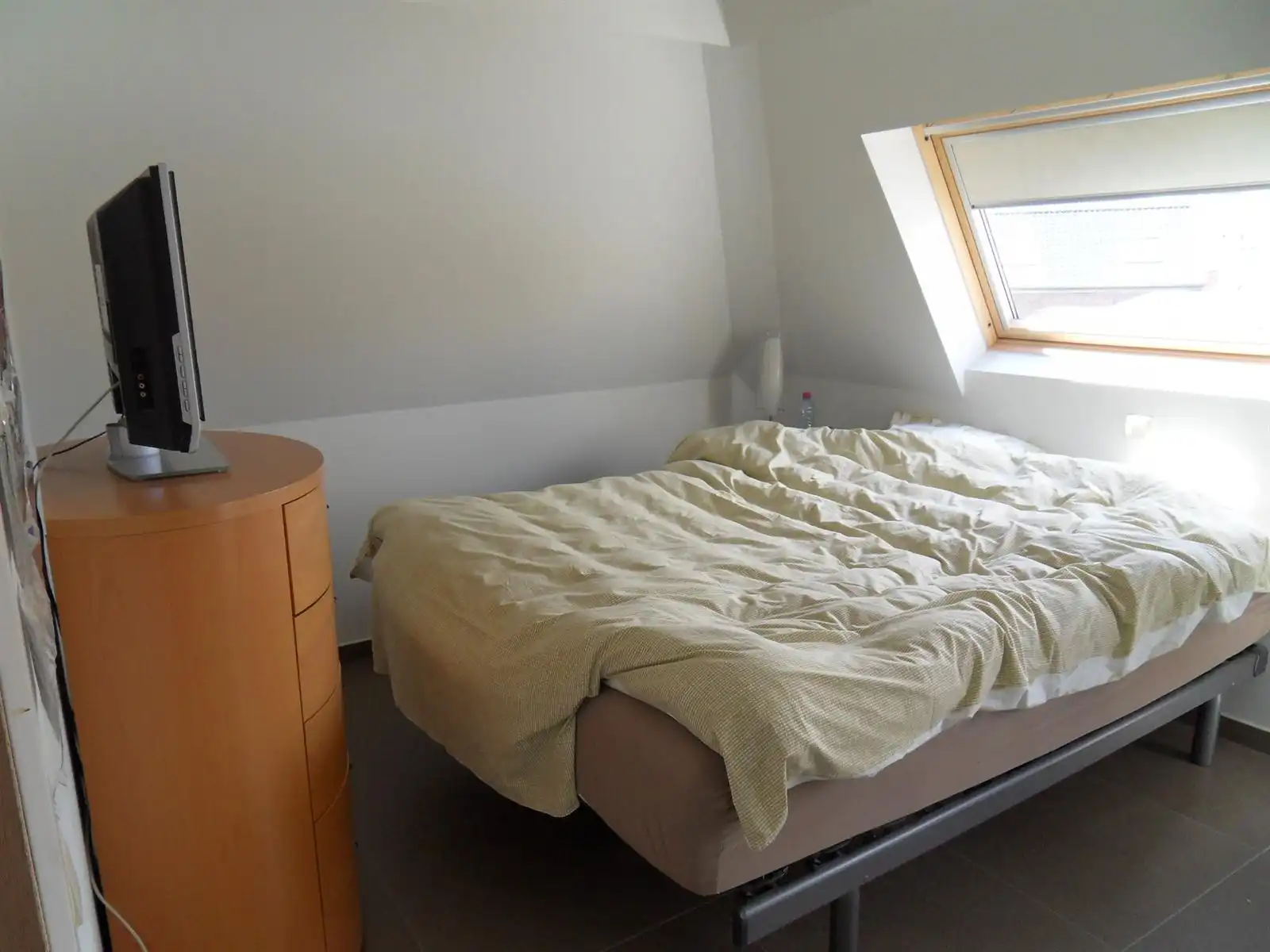 Ruim en lichtrijk duplex appartement op de eerste en tweede verdieping met groot terras in het centrum van Tielt. foto 14