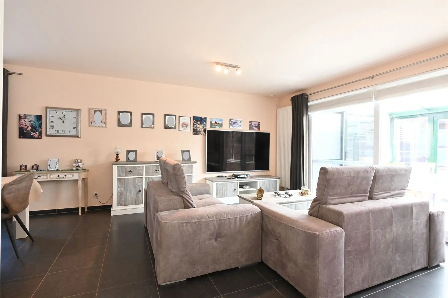 Recente woning met drie ruime slaapkamers en garage foto 3