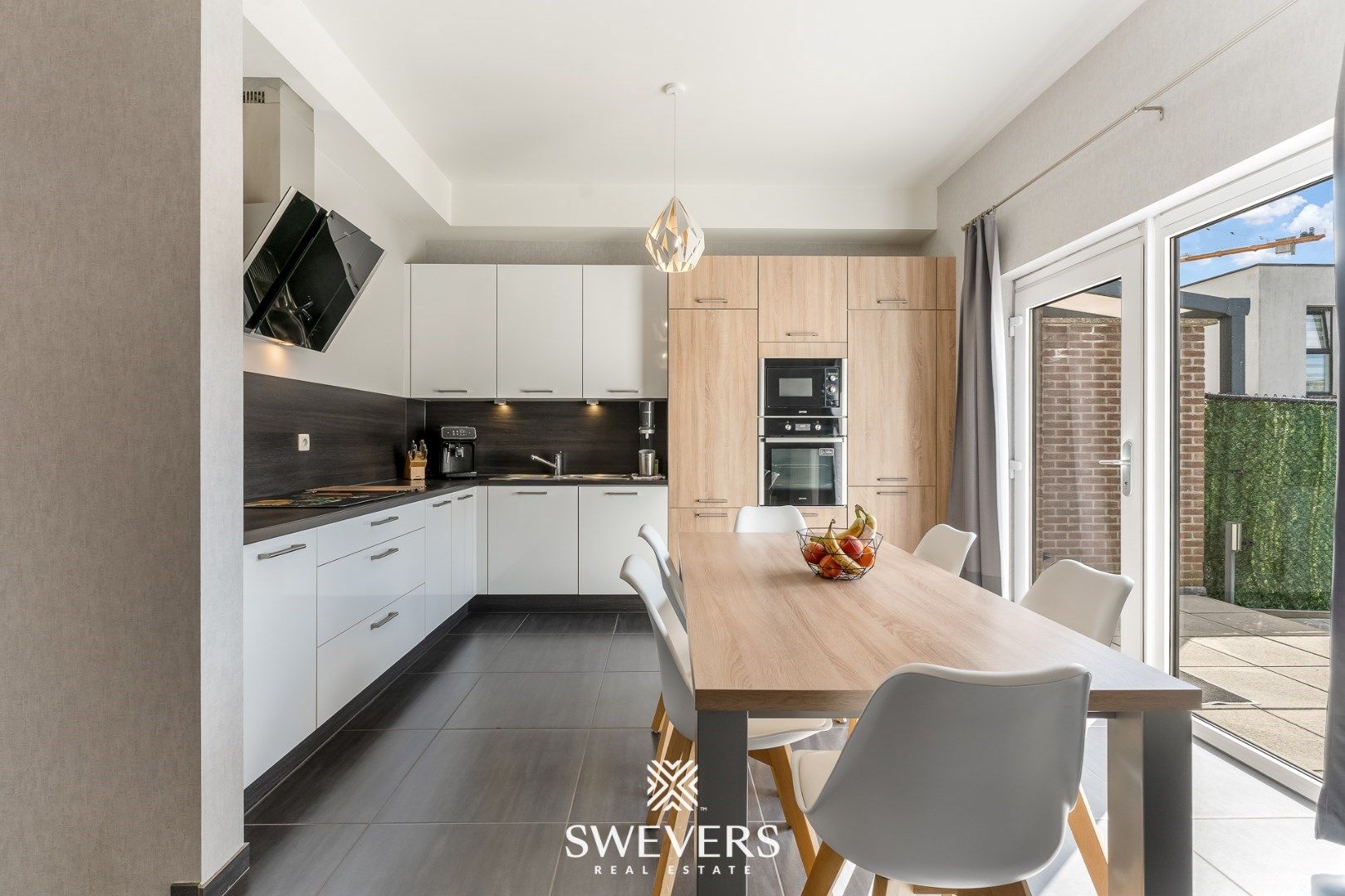 Energiezuinige en instapklare rijwoning met 3 slaapkamers en leuke tuin in hartje Koersel foto 3