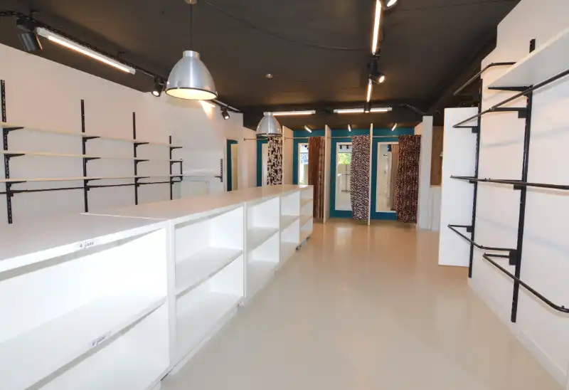 Commercieel pand op toplocatie met ruime parkeergelegenheid foto 12