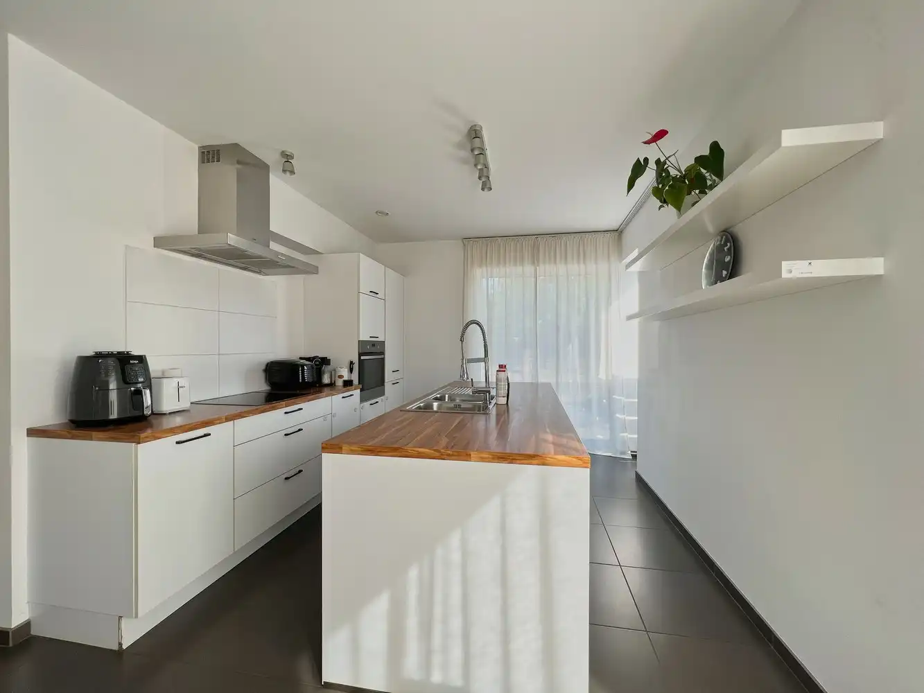 Recente, energiezuinige woning met zonnige tuin (344m²)! foto 4