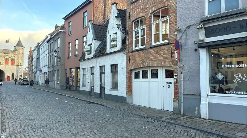 Comfortabele 2-slaapkamerwoning met stadsterrasje te koop in Brugge foto {{pictureIndex}}